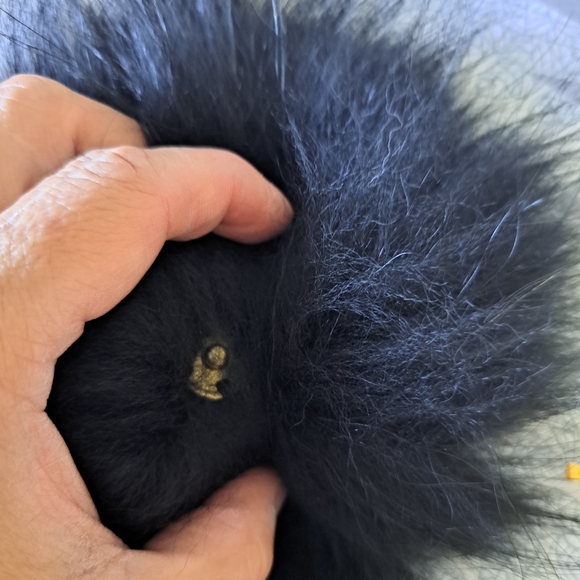 NWOT TUQUE/BEANNIE WITH INTERCHANGEABLE REAL FUR POMPOMS - Picture 3 of 4